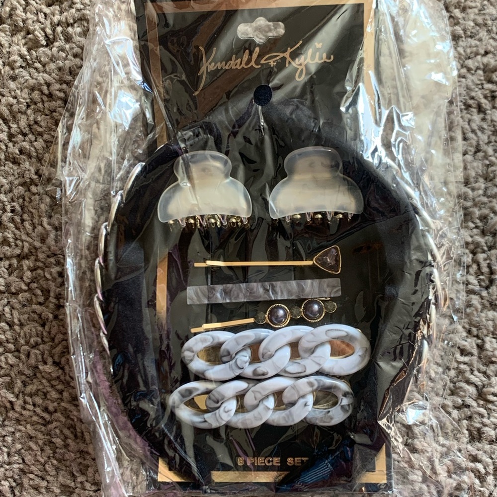 Kendall and Kylie hair accessories set. Includes a headband, two clips, & more
